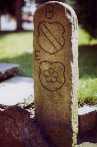 Stein mit Landeswappen und B E